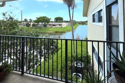 Condo in West Palm Beach, Florida, 2 bedrooms  № 1779965 - photo 1
