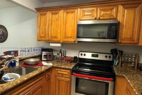 Condo in West Palm Beach, Florida, 2 bedrooms  № 1779965 - photo 8