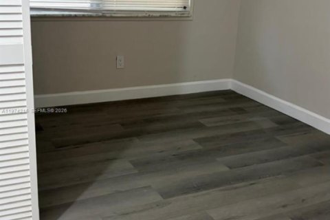 House in Hallandale Beach, Florida 3 bedrooms, 120.77 sq.m. № 2036576 - photo 8