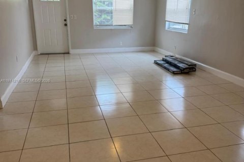 House in Hallandale Beach, Florida 3 bedrooms, 120.77 sq.m. № 2036576 - photo 3