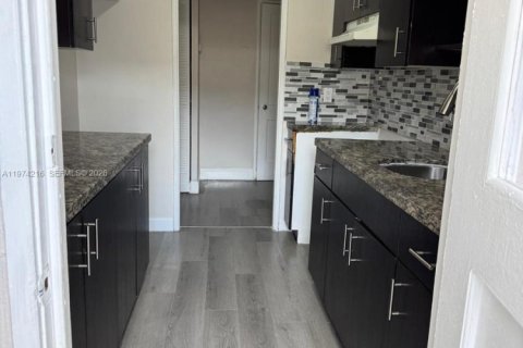 House in Hallandale Beach, Florida 3 bedrooms, 120.77 sq.m. № 2036576 - photo 6