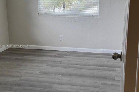 House in Hallandale Beach, Florida 3 bedrooms, 120.77 sq.m. № 2036576 - photo 4