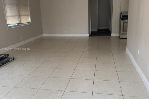 House in Hallandale Beach, Florida 3 bedrooms, 120.77 sq.m. № 2036576 - photo 7