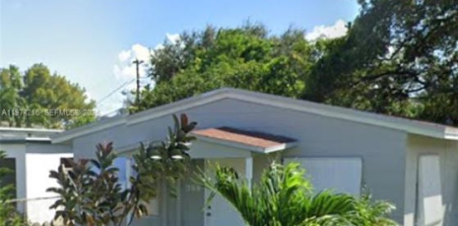 House in Hallandale Beach, Florida 3 bedrooms, 120.77 sq.m. № 2036576