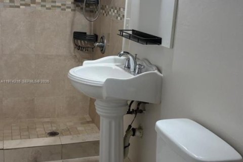 House in Hallandale Beach, Florida 3 bedrooms, 120.77 sq.m. № 2036576 - photo 9