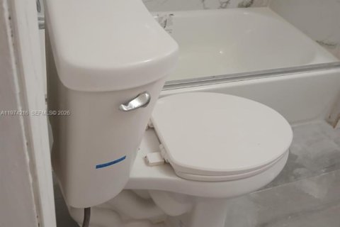 House in Hallandale Beach, Florida 3 bedrooms, 120.77 sq.m. № 2036576 - photo 10