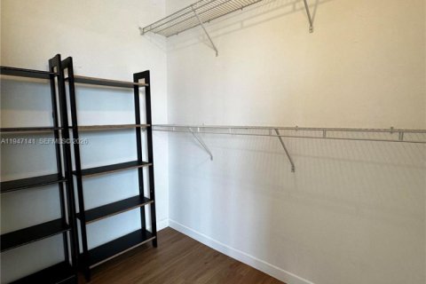 House in Miami, Florida 3 bedrooms, 145.86 sq.m. № 2003840 - photo 10