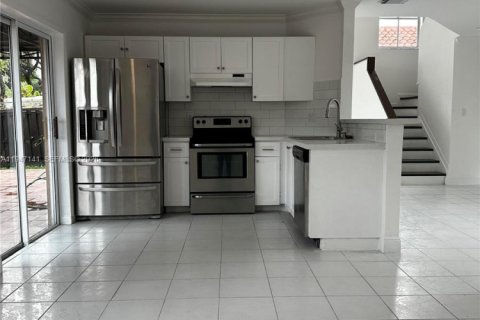 House in Miami, Florida 3 bedrooms, 145.86 sq.m. № 2003840 - photo 3