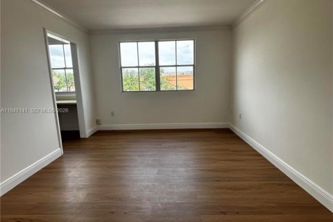 House in Miami, Florida 3 bedrooms, 145.86 sq.m. № 2003840 - photo 6