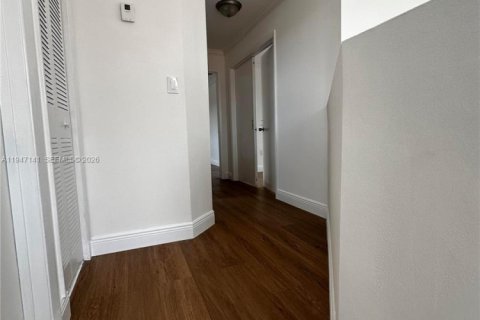 House in Miami, Florida 3 bedrooms, 145.86 sq.m. № 2003840 - photo 12