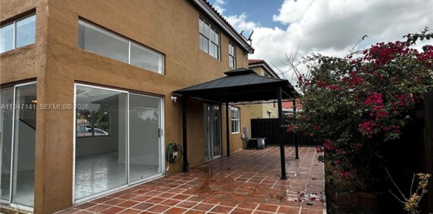 House in Miami, Florida 3 bedrooms, 145.86 sq.m. № 2003840