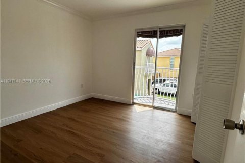 House in Miami, Florida 3 bedrooms, 145.86 sq.m. № 2003840 - photo 13