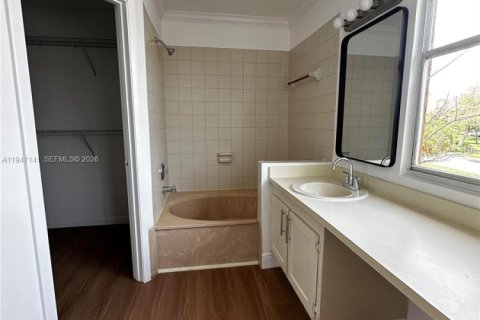 House in Miami, Florida 3 bedrooms, 145.86 sq.m. № 2003840 - photo 11