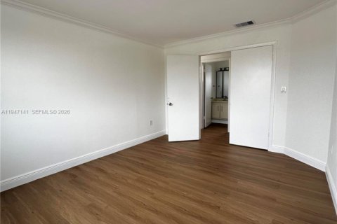 House in Miami, Florida 3 bedrooms, 145.86 sq.m. № 2003840 - photo 9