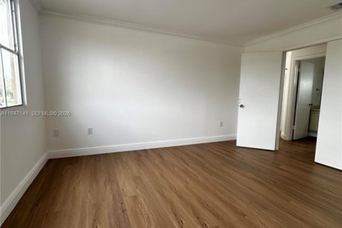 House in Miami, Florida 3 bedrooms, 145.86 sq.m. № 2003840 - photo 8