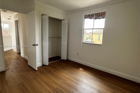 House in Miami, Florida 3 bedrooms, 145.86 sq.m. № 2003840 - photo 7