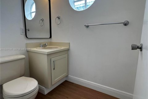 House in Miami, Florida 3 bedrooms, 145.86 sq.m. № 2003840 - photo 16