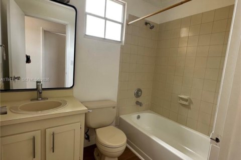 House in Miami, Florida 3 bedrooms, 145.86 sq.m. № 2003840 - photo 14