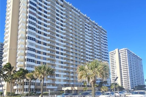 Condo in Hallandale Beach, Florida, 1 bedroom  № 2044445 - photo 16