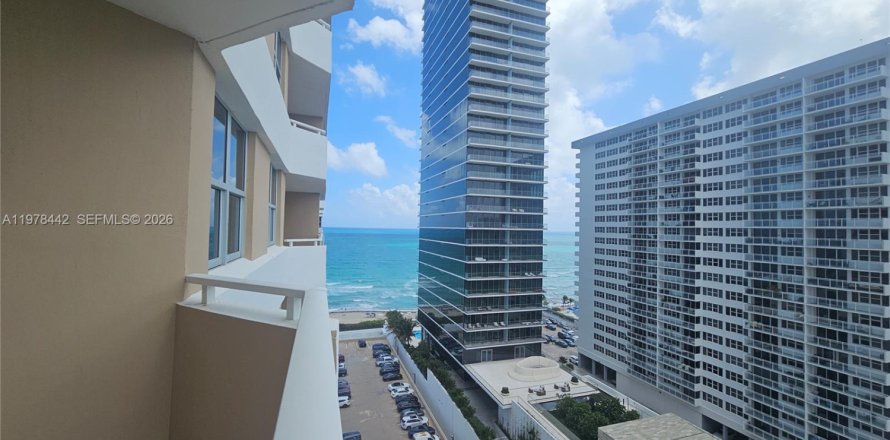 Condo in Hallandale Beach, Florida, 1 bedroom  № 2044445