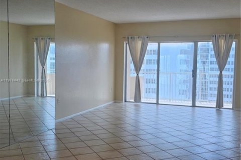 Condo in Hallandale Beach, Florida, 1 bedroom  № 2044445 - photo 3