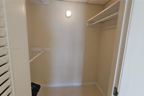 Condo in Hallandale Beach, Florida, 1 bedroom  № 2044445 - photo 12