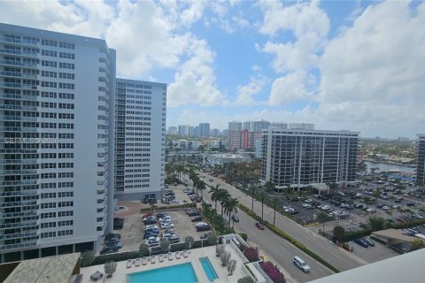 Condo in Hallandale Beach, Florida, 1 bedroom  № 2044445 - photo 2