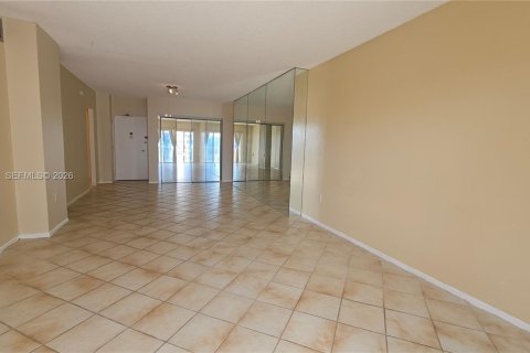 Condo in Hallandale Beach, Florida, 1 bedroom  № 2044445 - photo 4