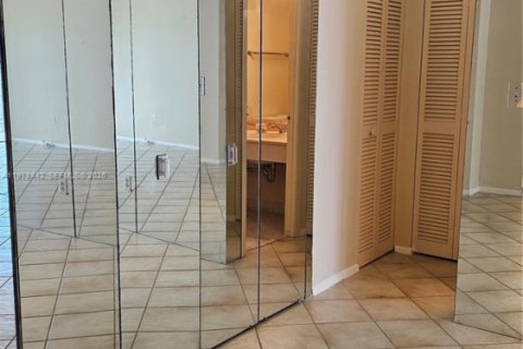 Condo in Hallandale Beach, Florida, 1 bedroom  № 2044445 - photo 5