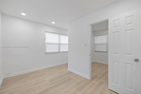 Commercial property in Hollywood, Florida 147.99 sq.m. № 1777641 - photo 8
