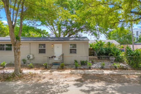 Commercial property in Hollywood, Florida 147.99 sq.m. № 1777641 - photo 2