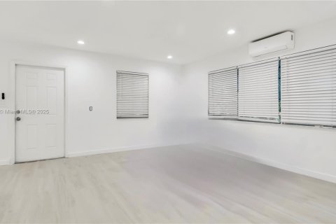 Commercial property in Hollywood, Florida 147.99 sq.m. № 1777641 - photo 14