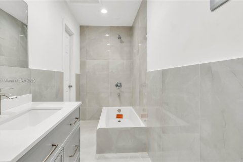 Commercial property in Hollywood, Florida 147.99 sq.m. № 1777641 - photo 17