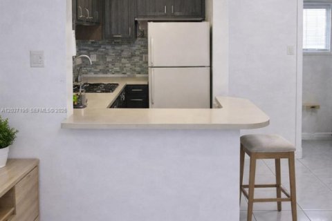 Снять в аренду кондоминиум в Майами, Флорида 1 спальня, 52.03м2, № 2088268 - фото 2