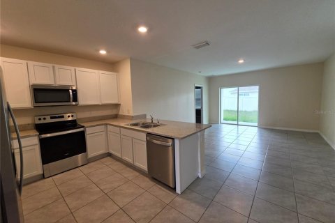 House in SOUTHSHORE BAY in Wimauma, Florida 3 bedrooms, 139.73 sq.m. № 2230428 - photo 4