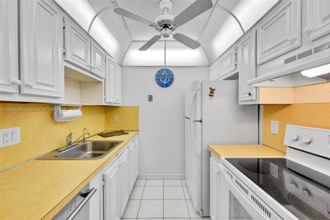 Снять в аренду кондоминиум в Помпано-Бич, Флорида 1 спальня, 66.98м2, № 1965005 - фото 9