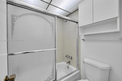 Снять в аренду кондоминиум в Помпано-Бич, Флорида 1 спальня, 66.98м2, № 1965005 - фото 17