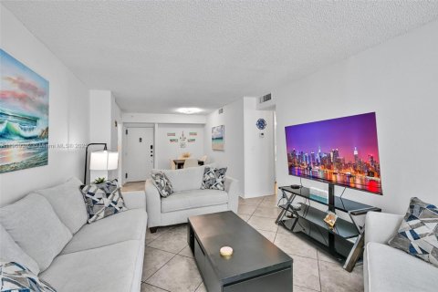 Снять в аренду кондоминиум в Помпано-Бич, Флорида 1 спальня, 66.98м2, № 1965005 - фото 12