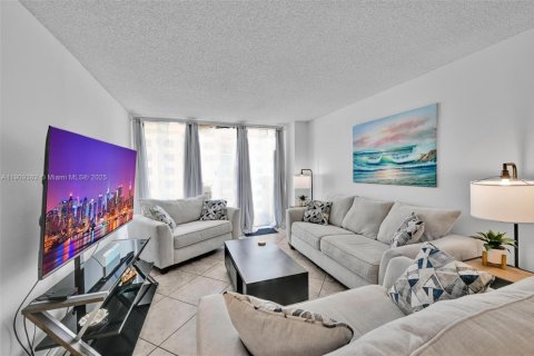 Снять в аренду кондоминиум в Помпано-Бич, Флорида 1 спальня, 66.98м2, № 1965005 - фото 4