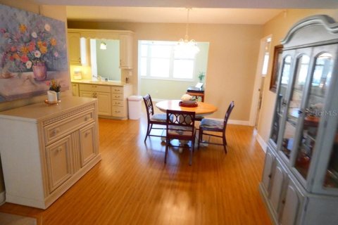 Condo in Zephyrhills, Florida, 2 bedrooms  № 1514310 - photo 5