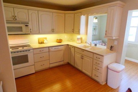 Condo in Zephyrhills, Florida, 2 bedrooms  № 1514310 - photo 8