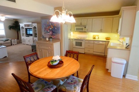 Condo in Zephyrhills, Florida, 2 bedrooms  № 1514310 - photo 21