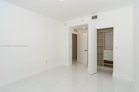 Condo in Miami, Florida, 3 bedrooms  № 1874576 - photo 18