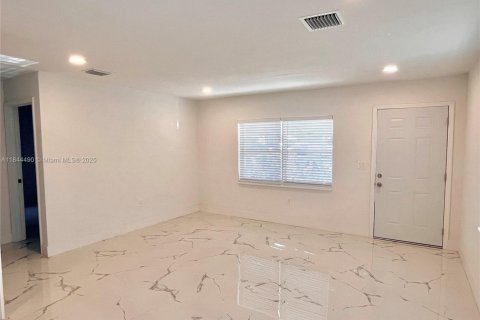 House in Miami Gardens, Florida 2 bedrooms, 66.89 sq.m. № 1846216 - photo 4