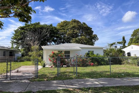 House in Miami Gardens, Florida 2 bedrooms, 66.89 sq.m. № 1846216 - photo 1