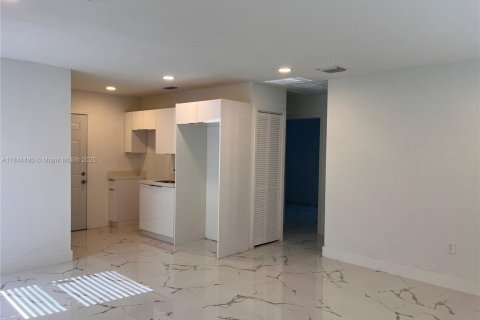 House in Miami Gardens, Florida 2 bedrooms, 66.89 sq.m. № 1846216 - photo 3