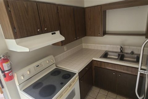 Townhouse in South Daytona, Florida 2 bedrooms, 89.19 sq.m. № 1912136 - photo 14
