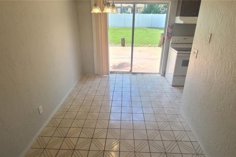 Townhouse in South Daytona, Florida 2 bedrooms, 89.19 sq.m. № 1912136 - photo 8