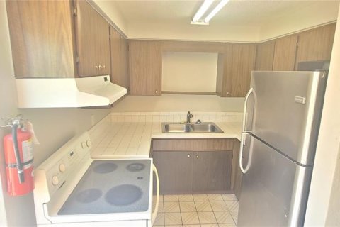 Townhouse in South Daytona, Florida 2 bedrooms, 89.19 sq.m. № 1912136 - photo 13