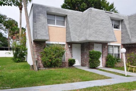 Townhouse in South Daytona, Florida 2 bedrooms, 89.19 sq.m. № 1912136 - photo 3